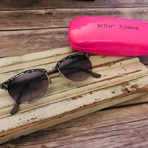 Betsey Johnson Sunglasses & Case 💕